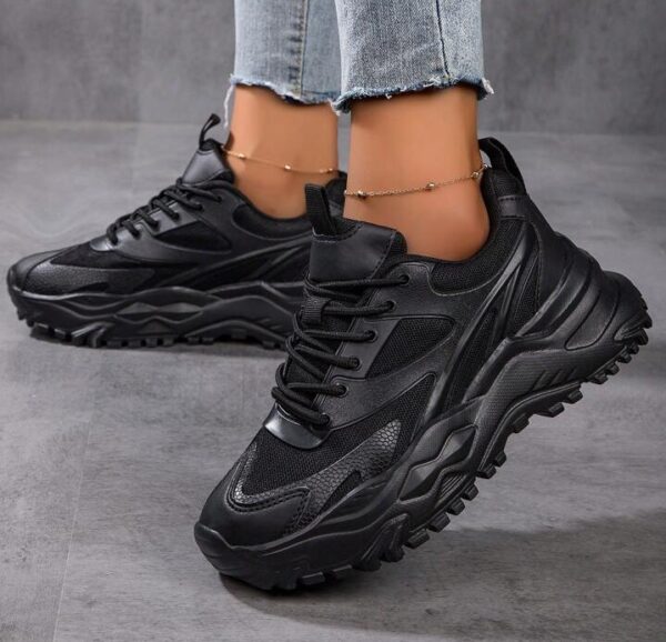 Basic Black Sneaker